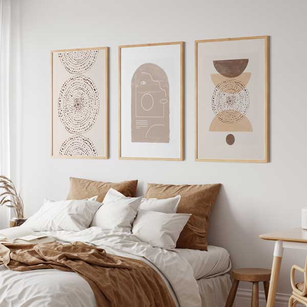 cuadros sobre cama de dormitorio en estilo nórdico y colores beige - decoración - kuadro