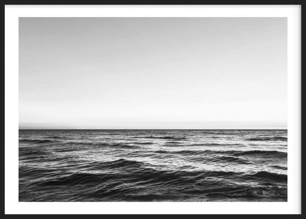 cuadro de foto de mar y olas en blanco y negro - marco negro