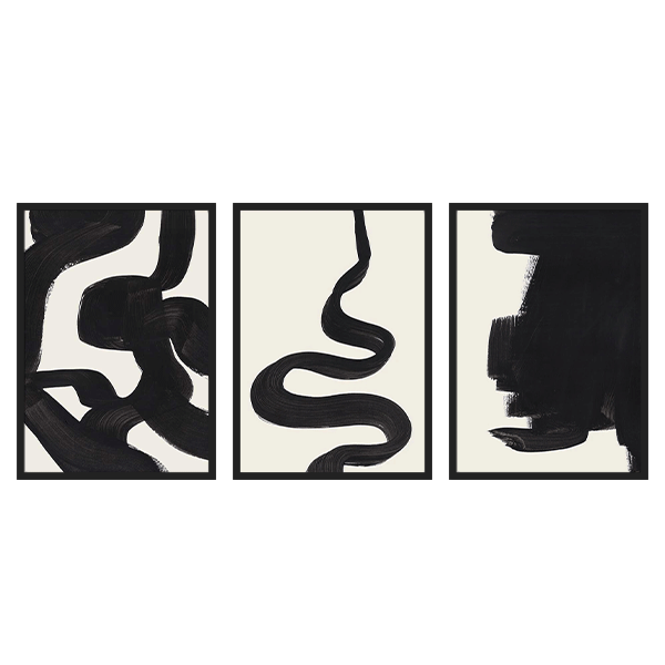 Conjunto de tres cuadros abstractos y minimalistas con formas en negro sobre un fondo ligeramente beige