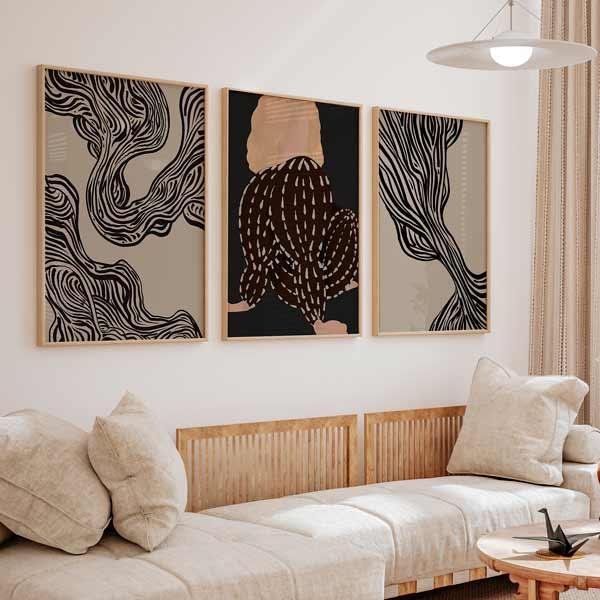 decoración con cuadros, ideas - Conjunto de tres cuadros de ilustraciones abstractas y mujer en tonos negros y beige oscuro
