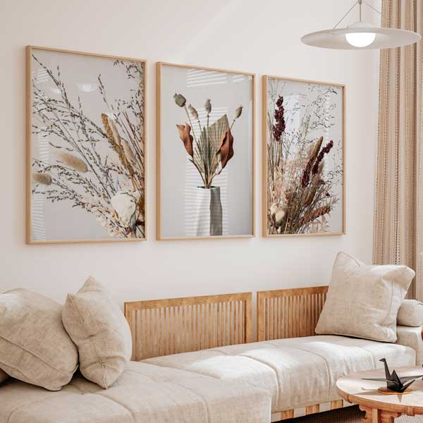conjunto de tres cuadros fotográficos con flores y fondo gris - kuadro