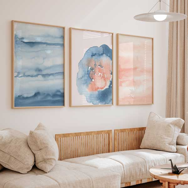conjunto de tres cuadros coloridos encima del sofá - kuadro