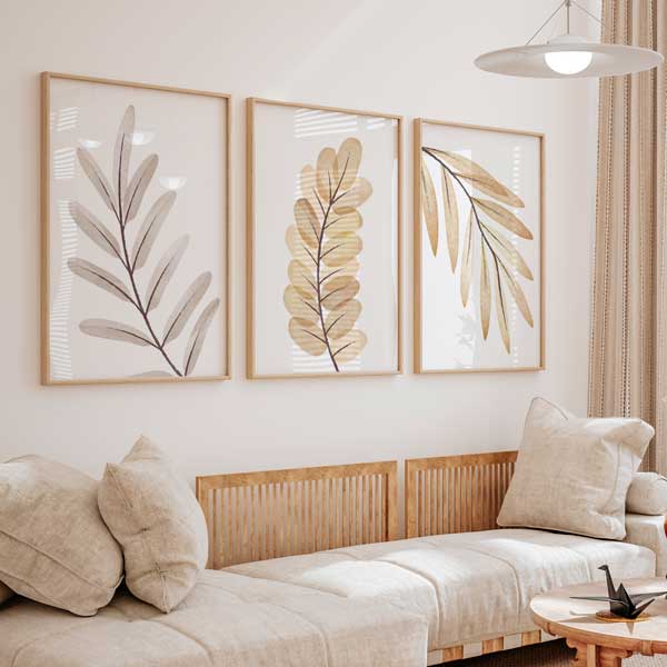 conjunto de tres cuadros de ilustraciones con flores, estilo nórdico colocados encima del sofá - kuadro