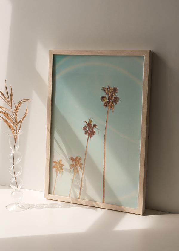 decoración con cuadros, ideas - Cuadro fotográfico de palmeras con cielo claro al fondo. Una obra muy veraniega y fresca.