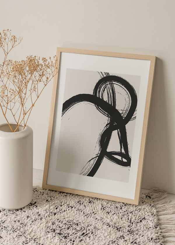 decoración con cuadros, ideas - Cuadro abstracto y minimalista en blanco y negro con fondo ligeramente beige.
