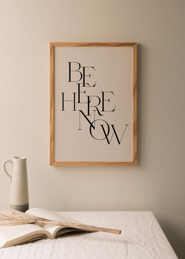 decoración con cuadros, ideas - Cuadro con frase "Be Here Now" con fondo beige, estilo nórdico. 