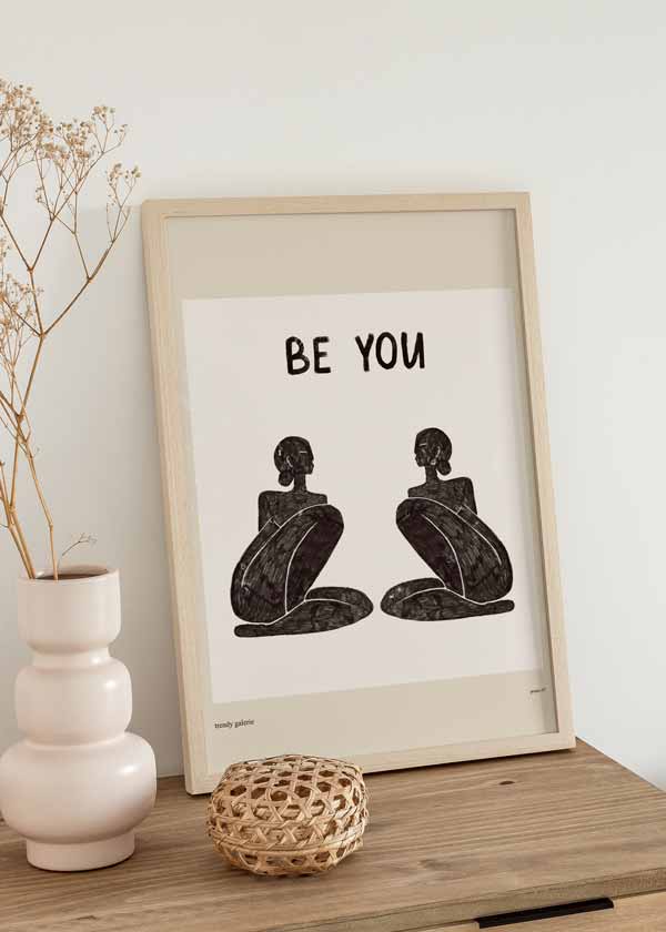 Cuadro de ilustración artística de dos mujeres con frase "Be You" sobre fondo beige
