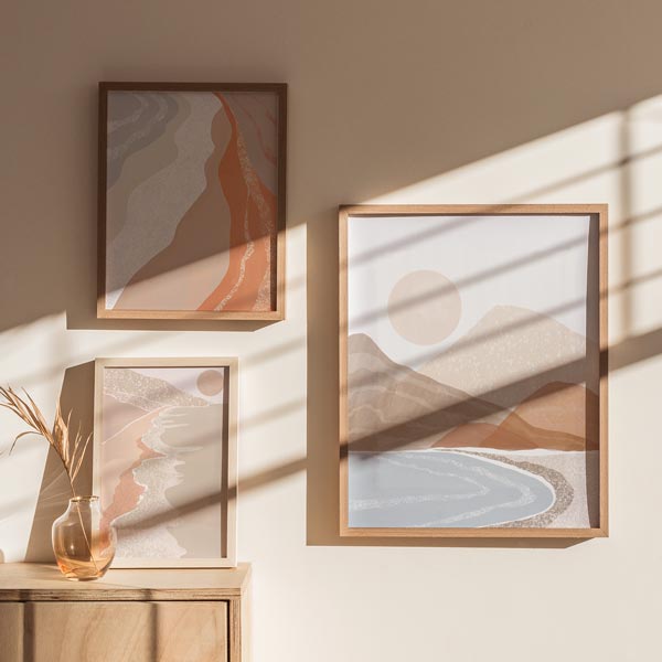 conjunto de tres cuadros, ilustración de playa y montañas en tonos pastel y estilo nórdico. Una obra llena de paz y tranquilidad - idea de decoración con cuadros