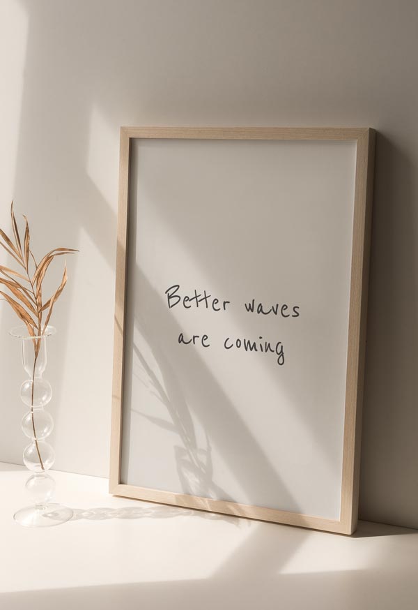 decoración con cuadros, ideas - Cuadro con frase "Better waves are coming" sobre fondo beige. Un mensaje digno de estar en las paredes de tu casa.