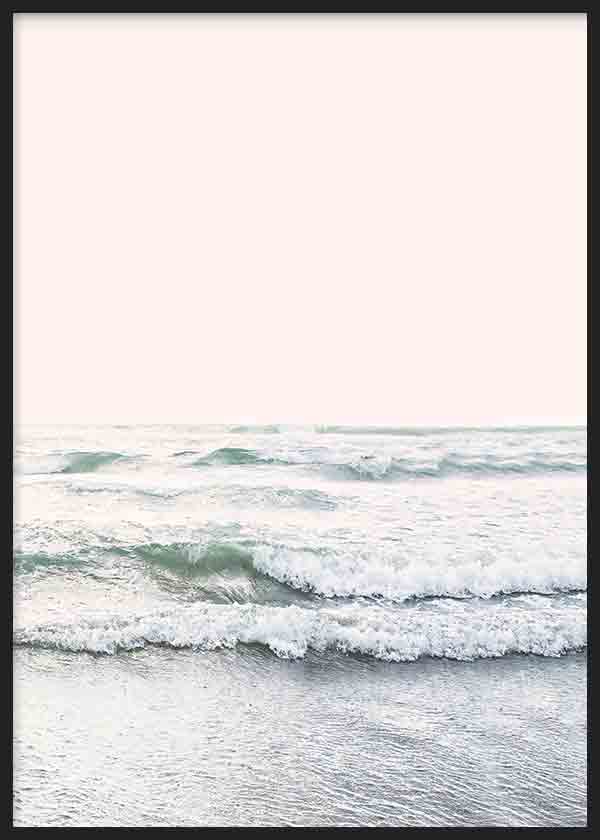 Cuadro fotográfico de olas rompiendo en la playa y cielo rosado. Una obra muy veraniega.