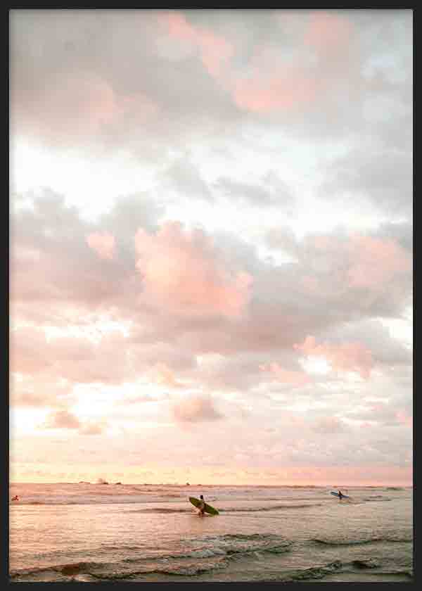 Cuadro fotográfico de playa y surfistas en Costa Rica. Una obra con la que casi podrás sentir la brisa del océano, ¡para los amantes de surf!.