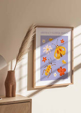 Cuadro de ilustración infantil colorida con distintas flores e insectos sobre fondo morado