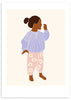 Cuadro infantil de ilustración artística de niña con pijama de flores sobre fondo ligeramente beige