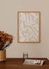 Cuadro de ilustración floral en estilo nórdico sobre fondo beige claro. Una obra que mezcla naturaleza, abstracción y, gracias a sus tonos, calidez