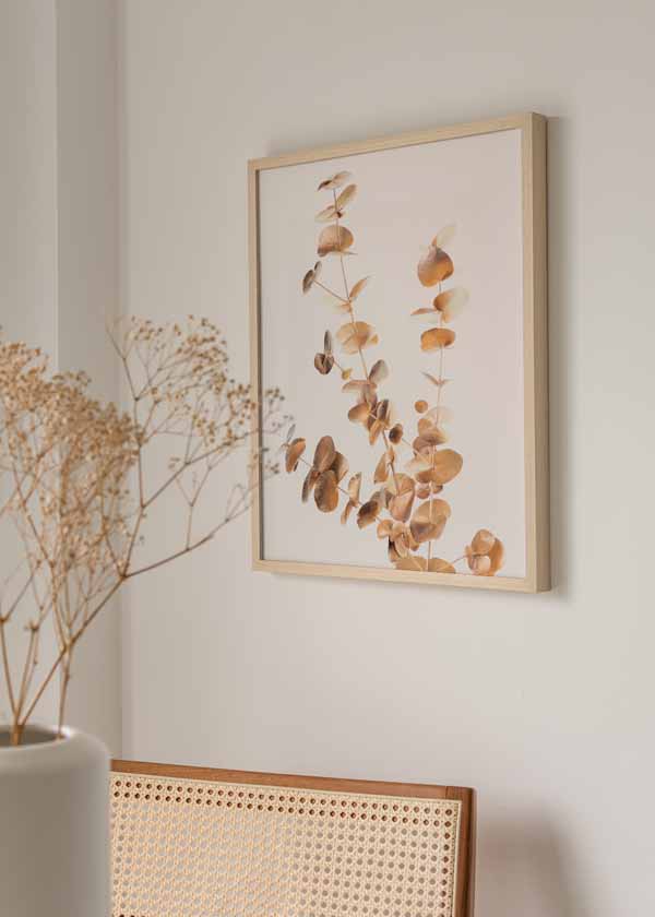 Cuadro de fotografía floral con eucalipto en tonos dorados y claros