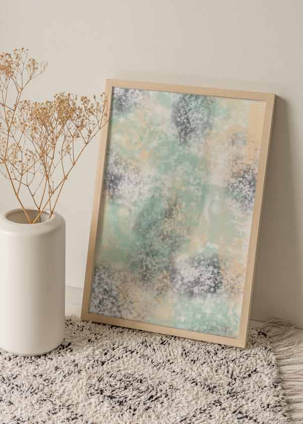 Cuadro abstracto con texturas en tonos verdes, azules y beige. Una obra cargada de. abstracción, minimalismo y color