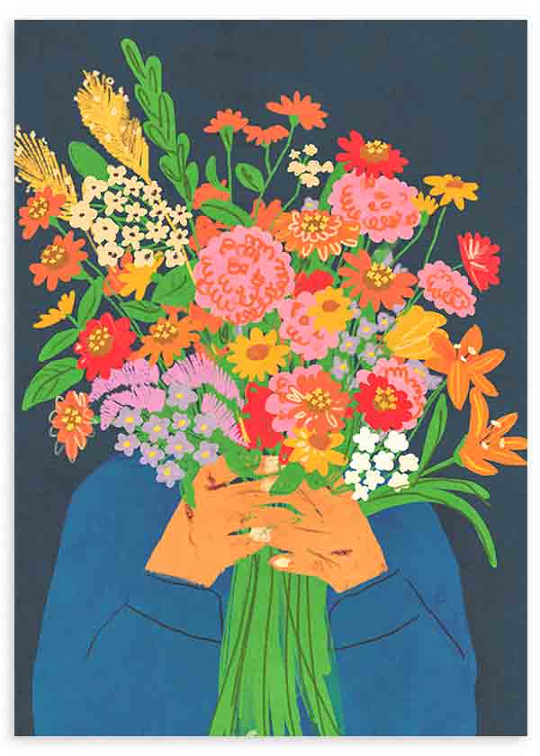 Cuadro de ilustración de mujer sobre fondo azul oscuro y ramo de flores. Una de las obras de Gigi Rosado