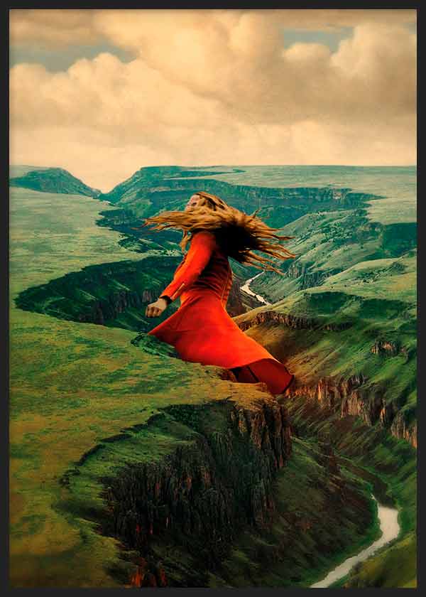 Cuadro collage surrealista de niña corriendo sobre un valle entre montañas