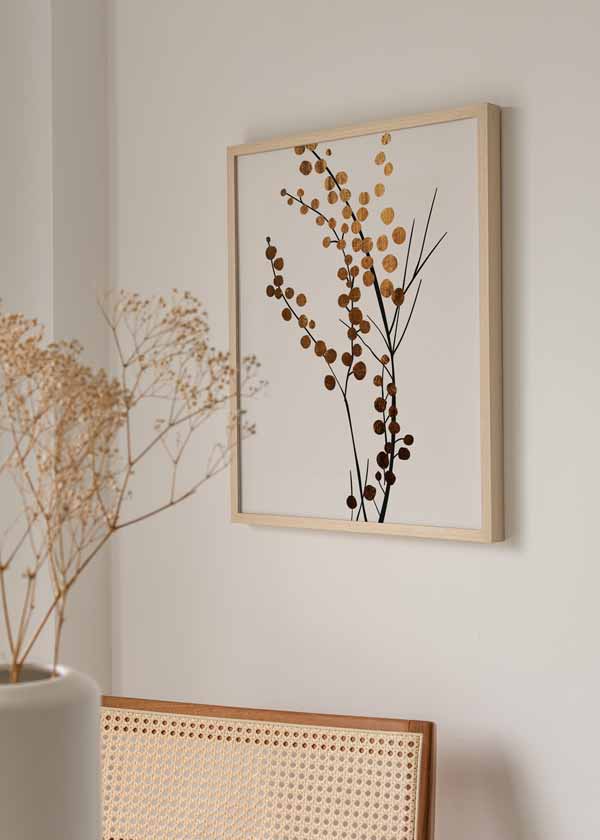 Cuadro de estilo floral y nórdico con ilustración en tonos bronce y marrones, fondo beige. 