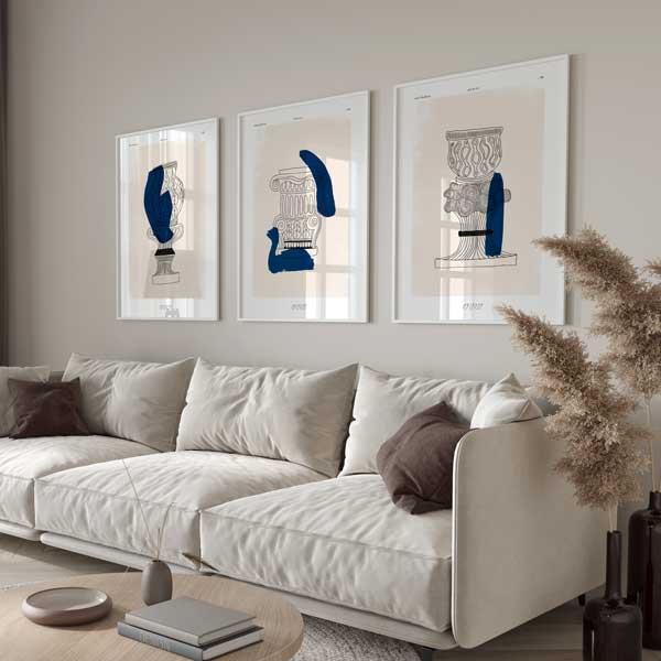 Conjunto de tres cuadros con ilustraciones artísticas de columnas sobre fondo beige y detalles azules