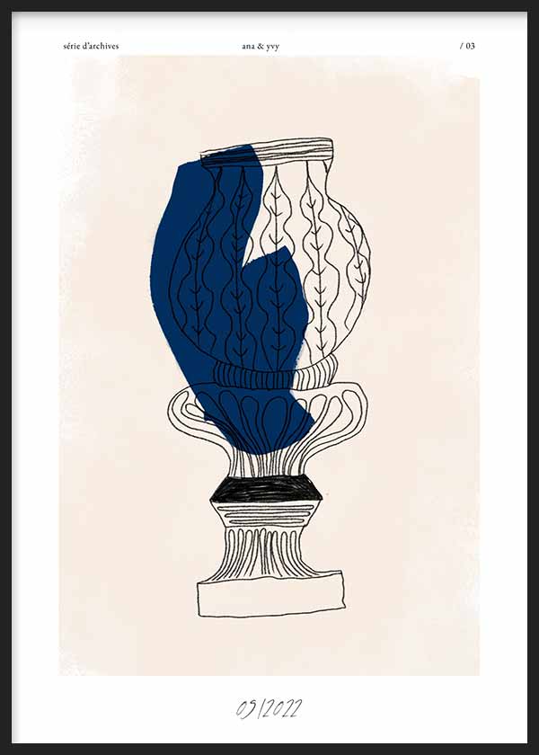 Cuadro ilustración de columna con trazo fino en negro y detalles en azul sobre fondo beige.