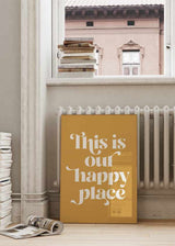 decoración con cuadros, ideas - Cuadro con frase "This is our happy place" con fondo amarillo oscuro