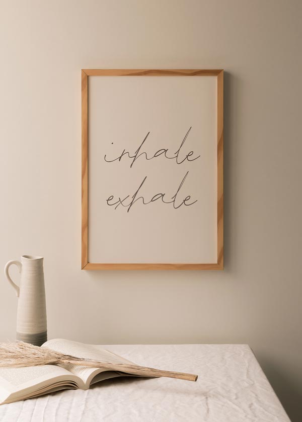 decoración con cuadros, ideas - Cuadro con frase "Inhale Exhale" con fondo beige, estilo nórdico. Una obra relajante para colgar en cualquier estancia de la casa.