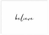 Cuadro con frase "Believe" minimalista en blanco y negro. Marco negro