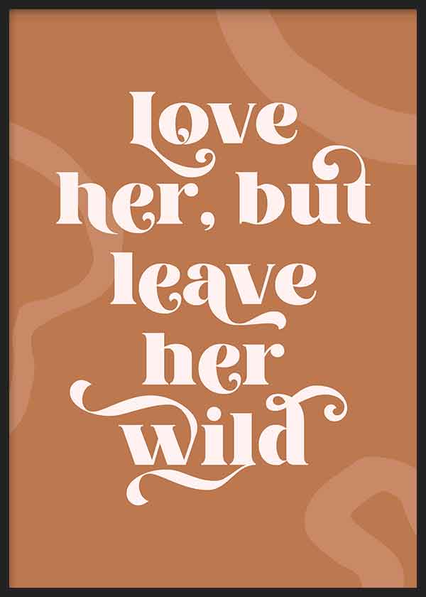 Cuadro con frase "Love her, but leave her wild" con fondo rojizo y naranja