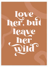 Cuadro con frase "Love her, but leave her wild" con fondo rojizo y naranja