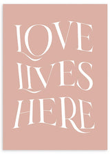 Cuadro con frase "Love Lives Here" con fondo rosado, estilo nórdico. Una obra para colgar en cualquier estancia de la casa.