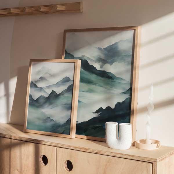 Cuadro de estilo abstracto con montañas en tonos azules y grises