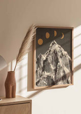 Cuadro collage de montañas sobre ilustración de fases de la luna. Una obra de carácter retro con mucho estilo y personalidad