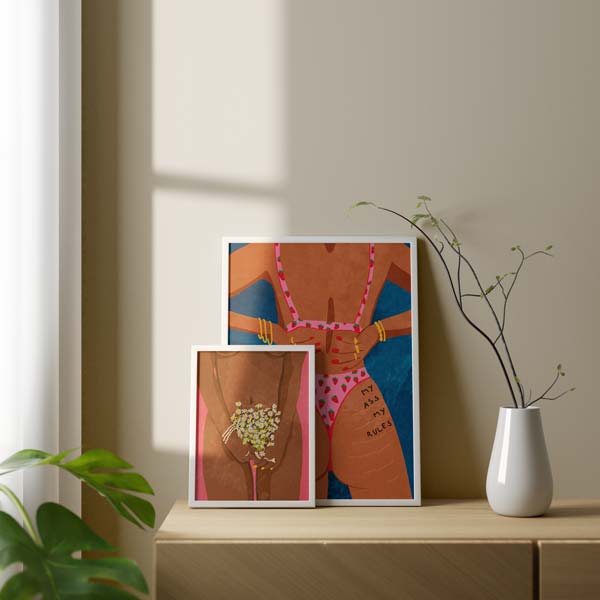 Cuadro de ilustración nude artística de mujer en vikini rosa con fresas y frase tatuada "My ass my rules"
