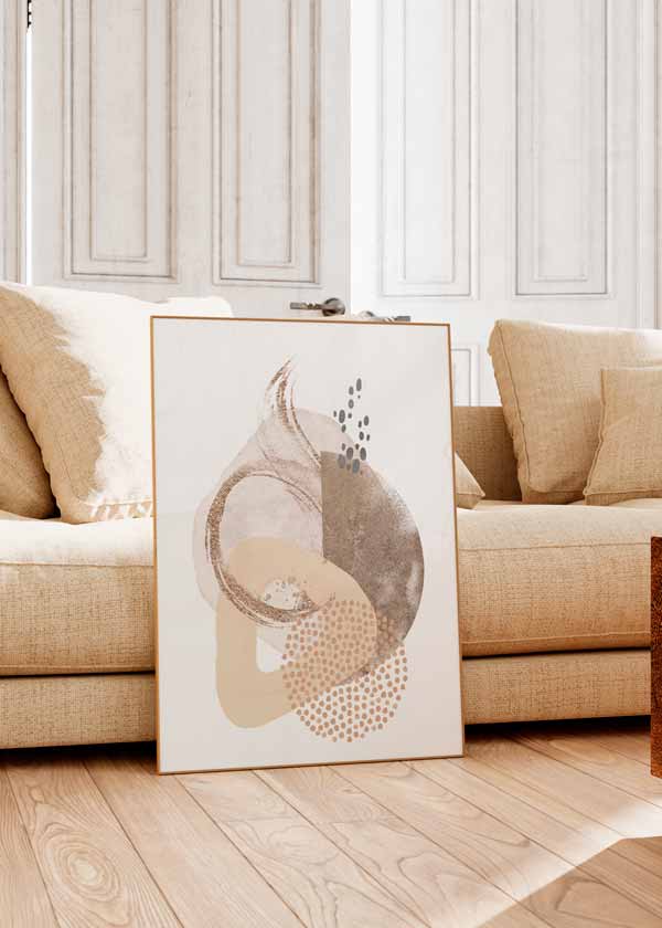 Cuadro nórdico y abstracto con ilustraciones de trazos beige y marrones sobre fondo blanco