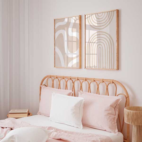 Cuadro minimalista y abstracto con líneas blancas sobre fondo beige. Ideal para ambientes modernos, salones y dormitorios - ideas decoración con cuadros