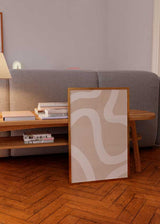 Cuadro minimalista y abstracto con líneas blancas sobre fondo beige. Ideal para ambientes modernos, salones y dormitorios