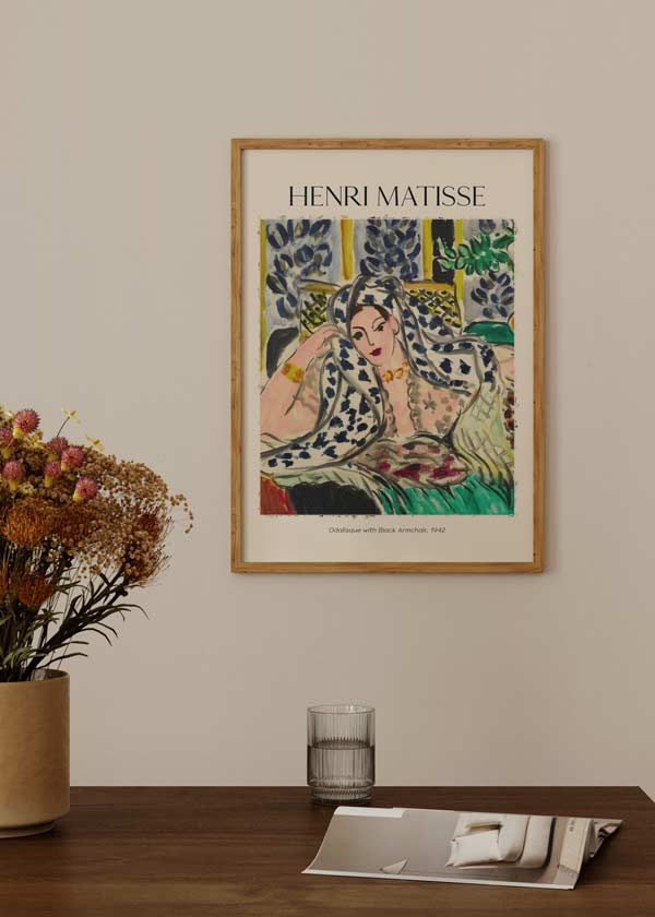 Decoración con cuadros, ideas - Cuadro artístico inspirado en el cuadro de Matisse Odalisque with black armchair. La obra fue pintada en en 1942 con el estilo innovador y colorido de Henri Matisse.