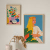 Cuadro de ilustración floral colorida y vintage; flores en jarrones sobre mesa rosa - ideas de decoración con cuadros