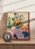 Cuadro de ilustración floral colorida y vintage; flores en jarrones sobre mesa rosa