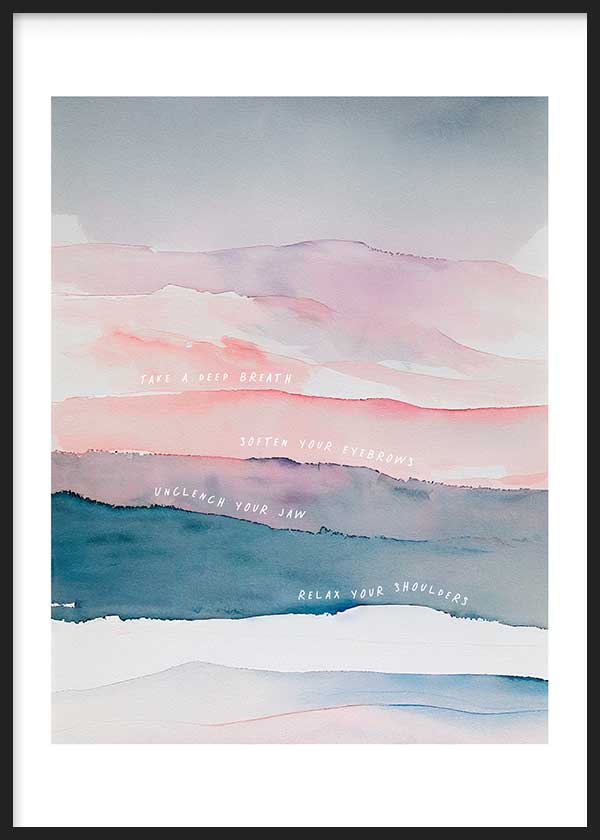 Cuadro de paisaje efecto acuarela con montañas y lago en tonos rosas y azules, además de frases sobre la obra