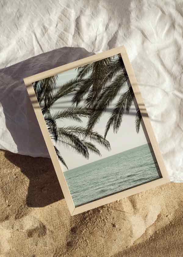 decoración con cuadros, ideas - lámina decorativa de palmeras y playa con colores azules - kuadro