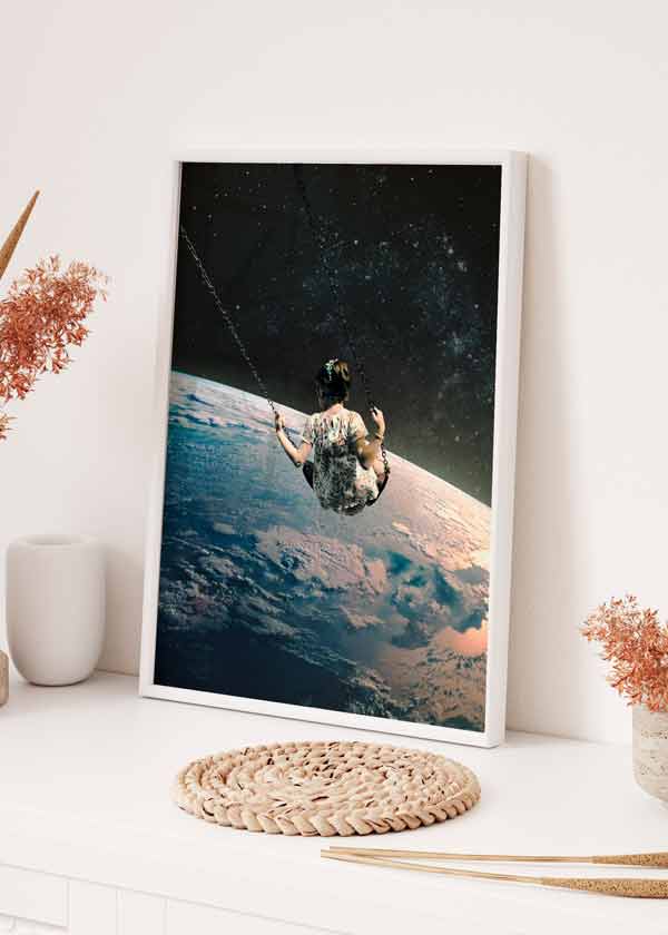 Cuadro collage surrealista de niña columpiándose en el espacio, viendo la Tierra