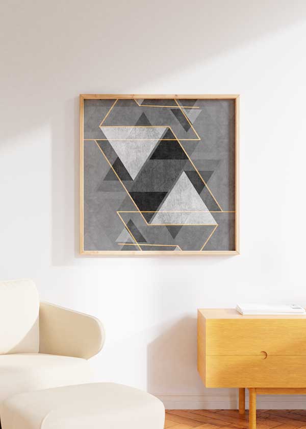 Cuadro cuadrado minimalista y geométrico en tonos grises, azules y dorados, con formas triangulares. Una obra con mucha elegancia para espacios modernos