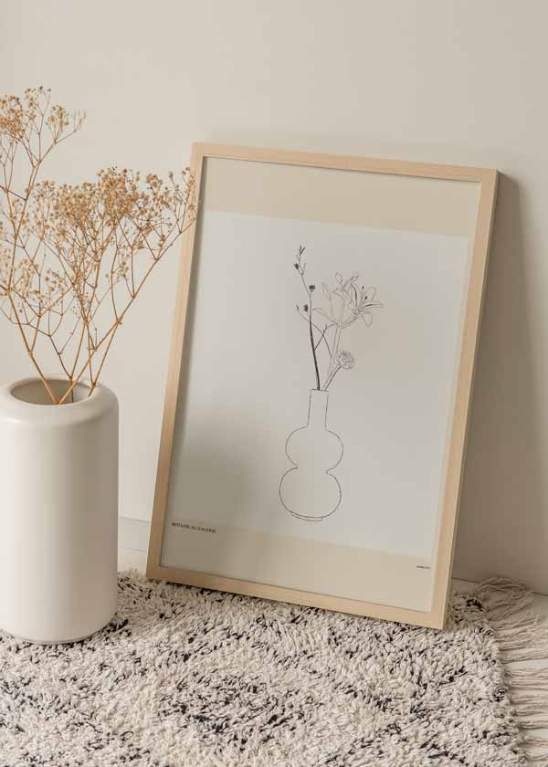 Cuadro de ilustración floral sobre fondo beige en dos tonos. Un cuadro de estilo nórdico que encaja muy bien en ambientes neutros y claros