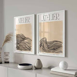 Conjunto de dos cuadros, ilustraciones minimalistas de olas, tonos beige y palabra "Atelier"