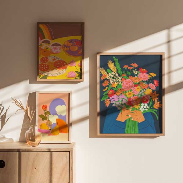 Cuadro de ilustración floral colorida y vintage; café, galletas y frutas sobre mesa amarilla.  - idea de decoración con cuadros