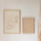 decoración con cuadros, ideas - Cuadro de ilustración artística de mujer sentada. Una obra en tonos beige, y trazos azul y marrón