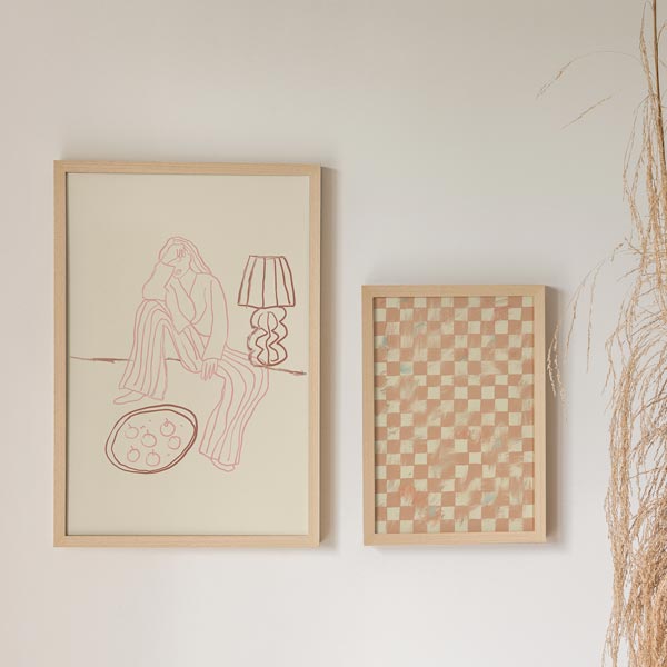 decoración con cuadros, ideas - Cuadro de ilustración artística de mujer sentada. Una obra en tonos beige, y trazos azul y marrón