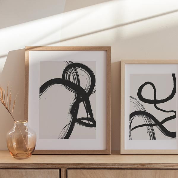 decoración con cuadros, ideas - Cuadro abstracto y minimalista en blanco y negro con fondo ligeramente beige.